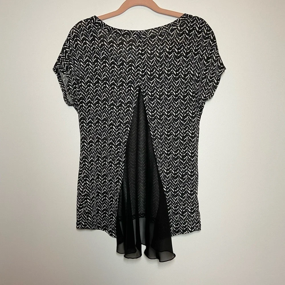 POET SHORT SLEEVE BLACK AND WHITE TUNIC TOP SIZE SMALL. INSET PANEL IN BACK - Picture 2 of 5